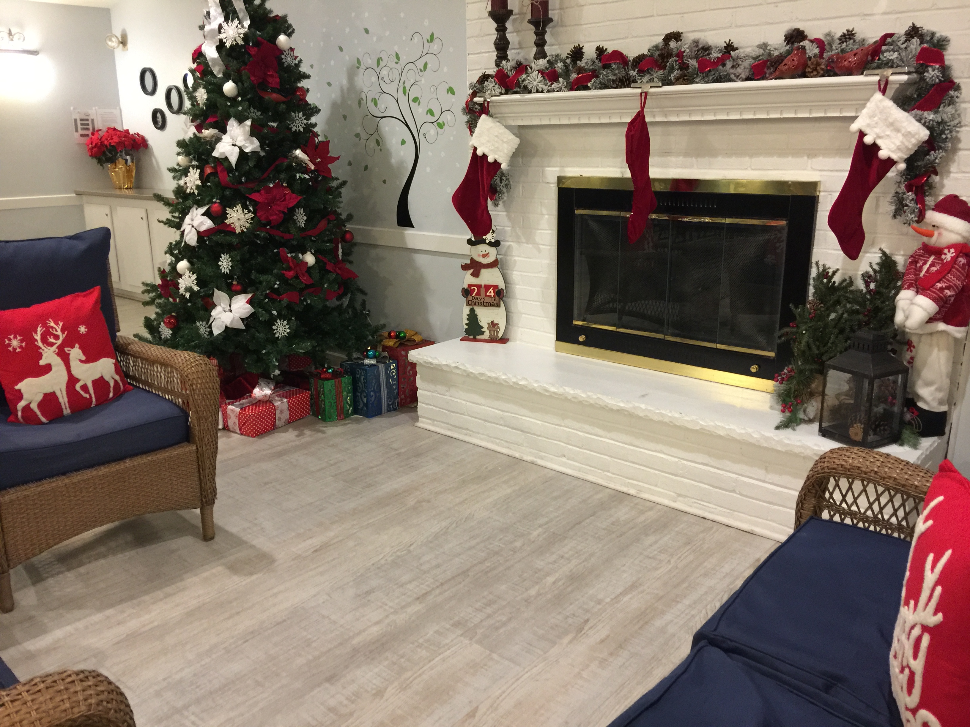Summerfields FV Christmas Decorated Clubhouse Fireplace